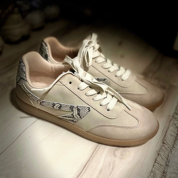 Dolce Vita sneakers, size 9 - Picture 1 of 2